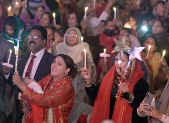 Pakistani Christians live out Christmas spirit in the midst of security measures
