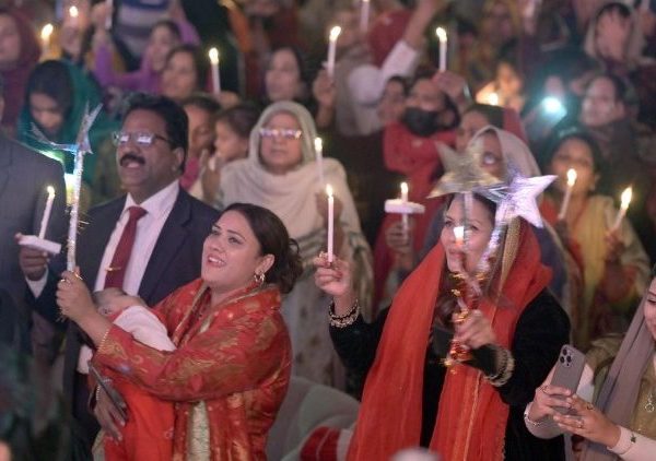 Pakistani Christians live out Christmas spirit in the midst of security measures