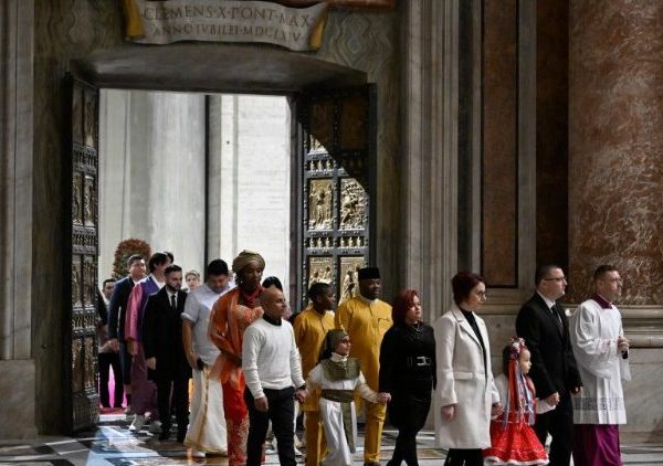 Elizabeth Lev: Tour guides work to build bridges during Jubilee