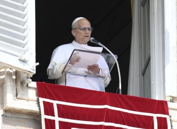 Pope at Angelus: God transforms the Cross into a means of life