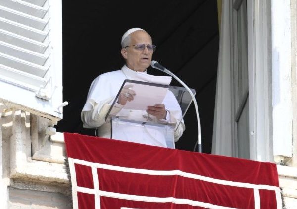 Pope at Angelus: God transforms the Cross into a means of life