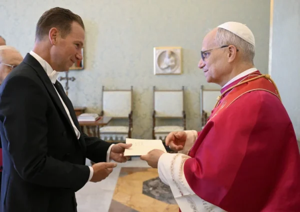 New U.S. ambassador to the Vatican presents credentials to pope