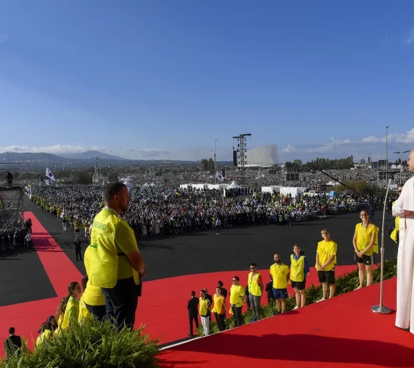 Worldwide Catholic population up, vocations down